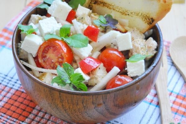 Grain salad with basmati rice for those who want to lose weight on the Mediterranean diet